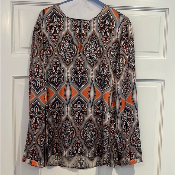 Craig Taylor 💯silk blouse. Gorgeous print in silver, blue, white. Keyhole neck - Picture 2 of 13